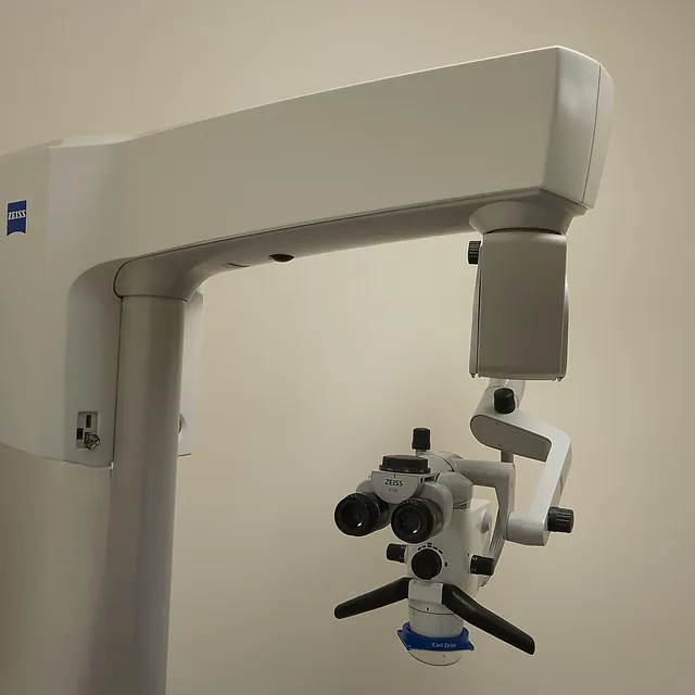 Zeiss tannmikroskop på stativ, brukt til presisjonsarbeid ved tannbehandling i klinikk.